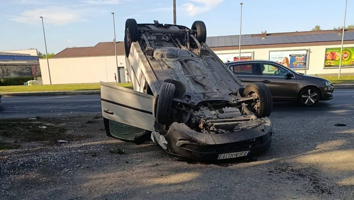 Utrudnienia drogowe w Sulejowie: dachowanie na Piotrkowskiej