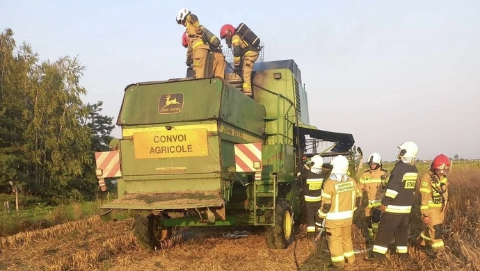 Kombajn stanął w ogniu podczas żniw. Strażacy interweniowali dwukrotnie