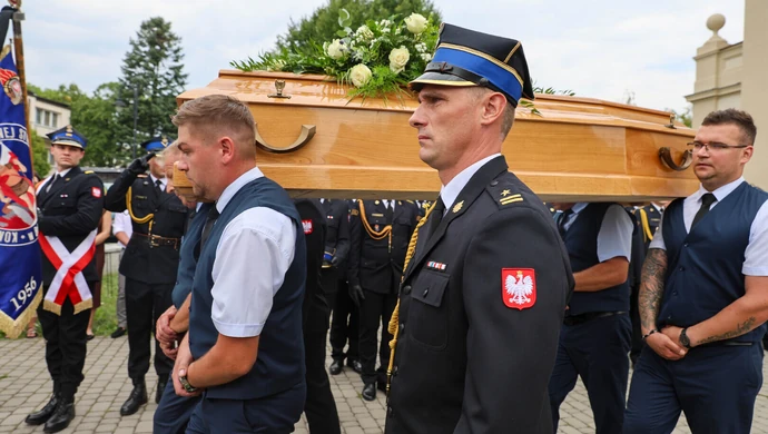 Tłumy pożegnały 33-letniego strażaka z Piotrkowa. Ostatnia droga Kamila Włuki