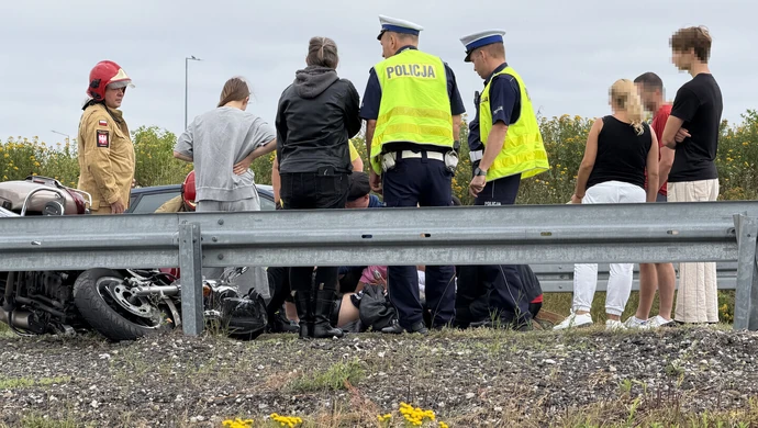 Motocyklista uderzył w bariery na zjeździe z A1 na S8. Ratownicy mieli problem z dojazdem