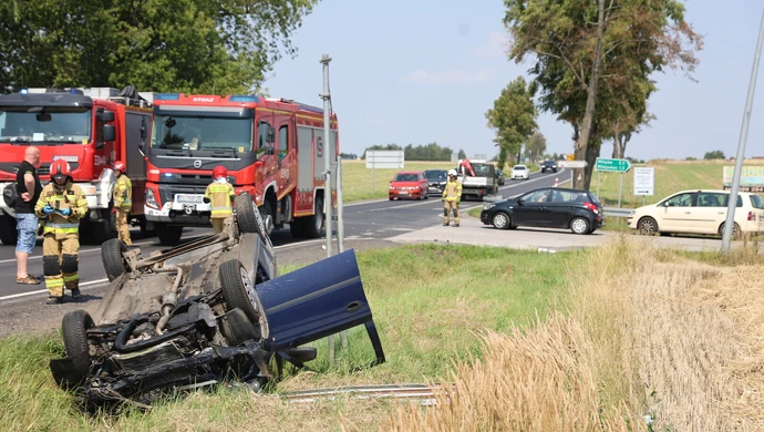 Znów groźnie na DK91. Zderzyły się dwa samochody, jeden dachował
