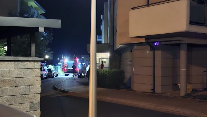 Zadymienie w bloku przy ul. Wierzejskiej. Ewakuowało się 18 osób, w tym dzieci