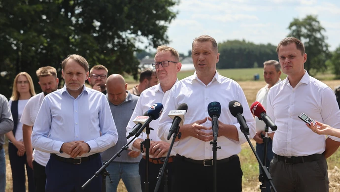 Politycy PiS spotkali się z rolnikami w Szydłowie-Kolonii. Czarnek: „Tu i teraz trzeba interweniować”