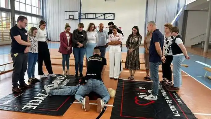 Pracownicy Urzędu Gminy Aleksandrów szkolili się z pierwszej pomocy. Ćwiczyli m.in. RKO i obsługę AED