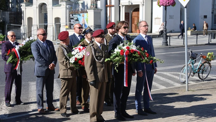 Delegacje złożyły kwiaty pod pomnikiem Nieznanego Żołnierza. Piotrków uczcił Święto Wojska Polskiego