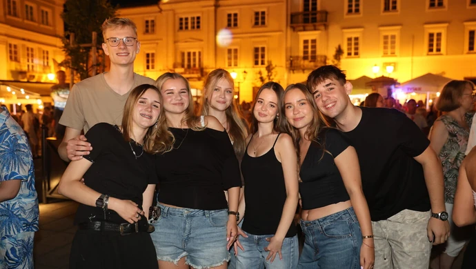 Kolejna potańcówka na piotrkowskim Rynku. Mieszkańcy znów ruszyli na parkiet ZDJĘCIA