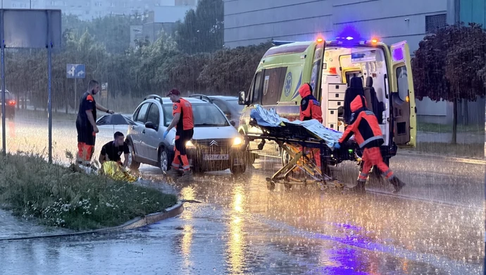 Starsza kobieta potrącona w ulewie na przejściu przy Focusie 