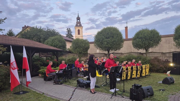 Koncert "Muzyka dla Pokoju" odbył się w Ogródku Literackim przy Gminnej Bibliotece Publicznej w Rozprzy