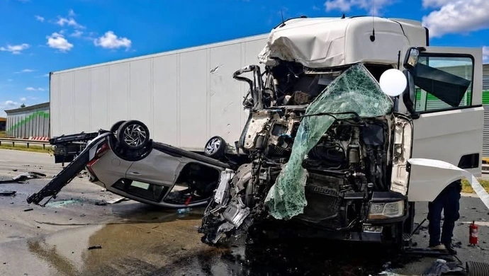 Zderzenie dwóch ciężarówek na A1 pod Piotrkowem. Z lawety spadły nowe samochody ZDJĘCIA