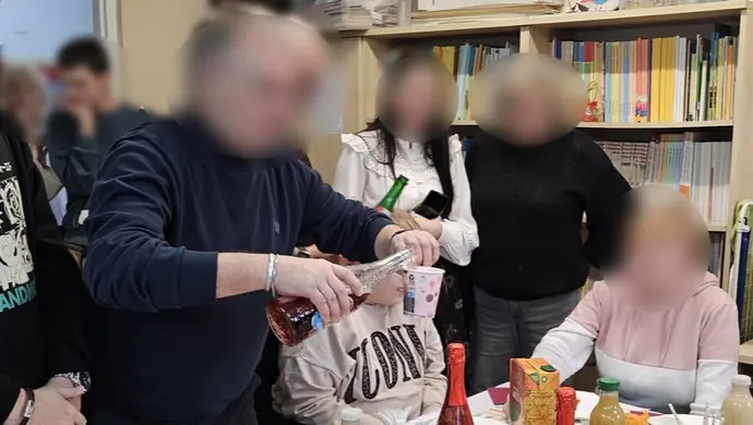 Bezalkoholowy toast z dziećmi. Legalny, ale czy właściwy?