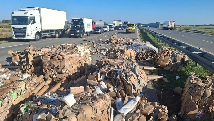 Kartony rozsypały się na autostradzie A1. Są ogromne utrudnienia