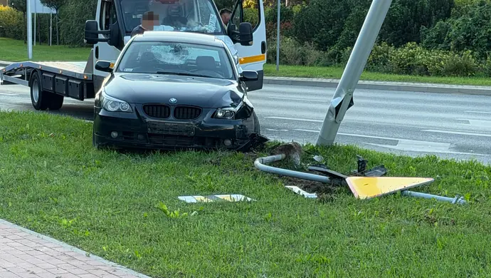 Nie zapanowała nad czarnym BMW, ścięła latarnie i znak