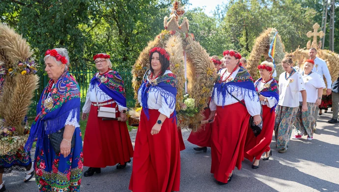 Barwny korowód rozpoczął dożynki powiatowo-gminne w Czarnocinie ZDJĘCIA