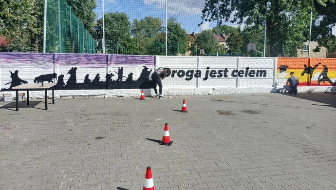 „Droga jest celem”. Przy Oddzielnej w Piotrkowie powstaje mural tworzony przez dzieci i artystów