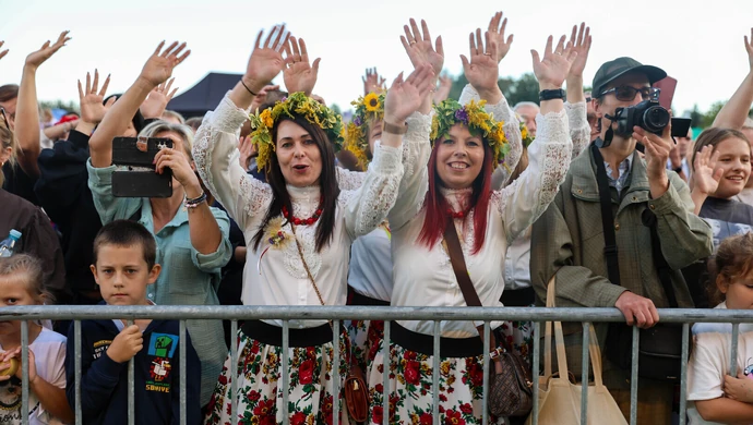 Piękni i Młodzi wystąpili na finał Dożynek 2026 w Czarnocinie ZDJĘCIA
