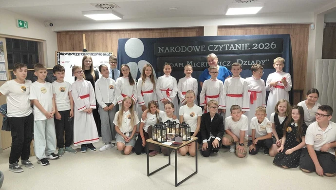„Dziady" wybrzmiały w Jarostach. 15. edycja Narodowego Czytania w Szkole Podstawowej im. Margarethy Kamprad w Jarostach