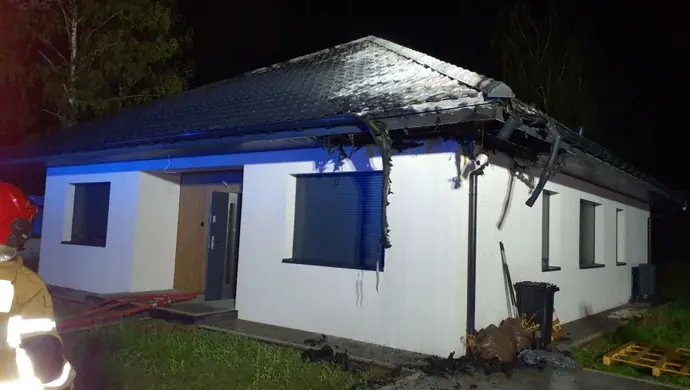 Dom płonął po uderzeniu pioruna na Jutrzenki w Piotrkowie