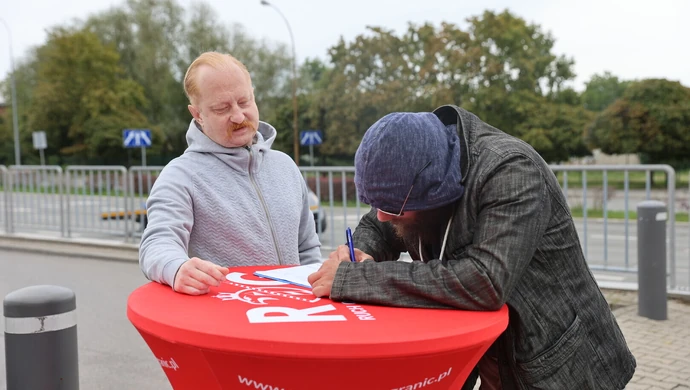 Ruch Obrony Granic zbiera podpisy w Piotrkowie. Chodzi o ustawę „Stop Banderyzmowi”