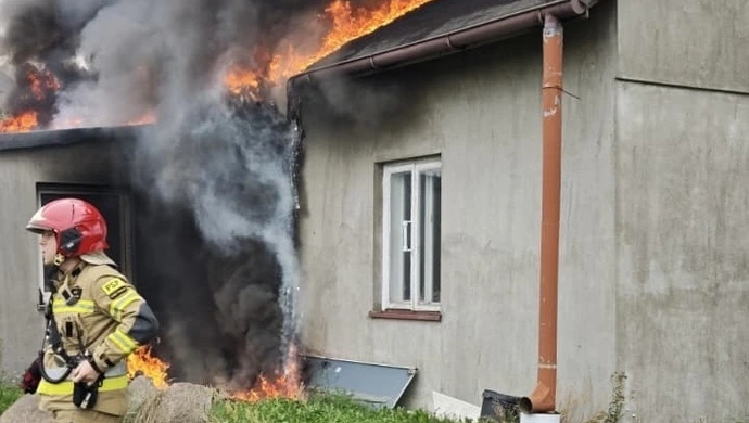 Tragiczny finał pożaru domu w Rakowie Dużym. Nie żyje mężczyzna