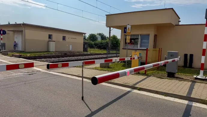 Nocne utrudnienia na przejazdach kolejowych. Kierowcy muszą liczyć się z przerwami w ruchu
