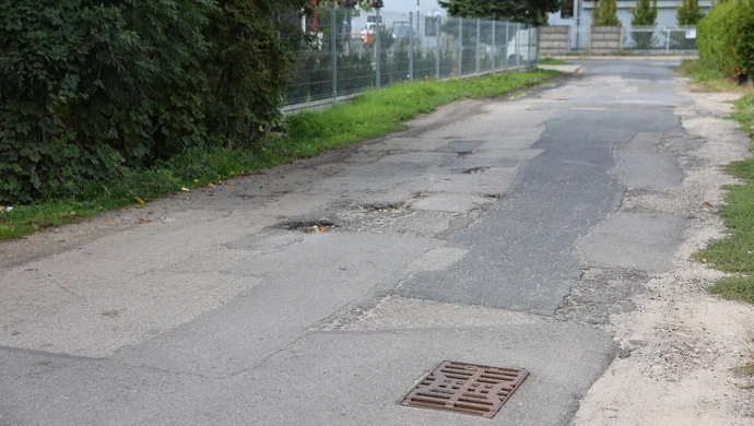 Ulica Gospodarcza w Piotrkowie czeka na remont. Mieszkańcy skarżą się na dziury