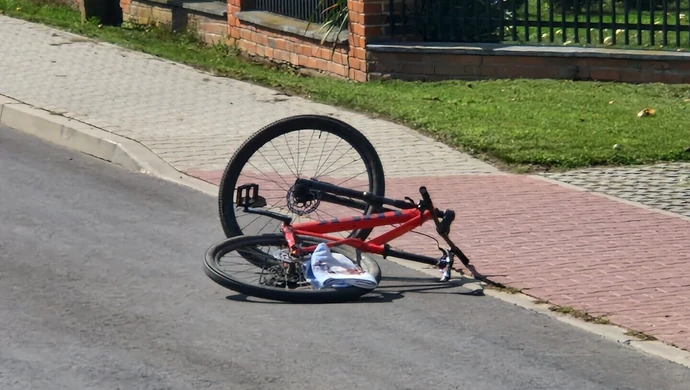 Potrącił rowerzystę i uciekł. 25-latek trafił do szpitala