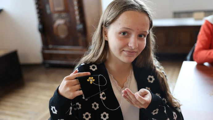 Tak wygląda nauka przez tradycję. Młodzież rzeźbiła i haftowała w piotrkowskim muzeum