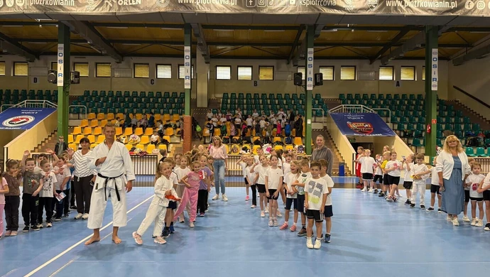 „Aktywna Lekcja WF z OSiR” wraca! Dzieci z Piotrkowa Trybunalskiego znów poznają sport od najlepszej strony