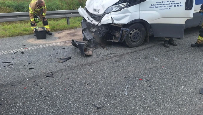 Zderzyły się trzy auta. Policjanci odkryli, że jeden z kierowców był poszukiwany