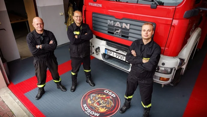 Nowa posadzka i AED w remizie OSP Kosów. Druhowie poprawili warunki służby