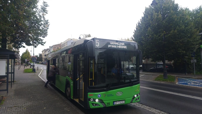 Autobus linii 5 odjeżdża zbyt szybko? Uczniowie II LO napisali petycję