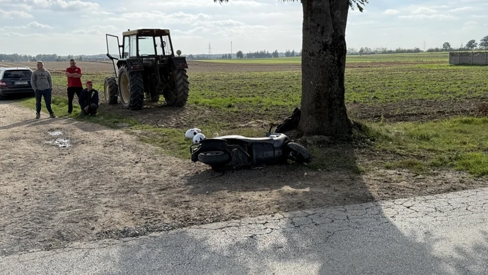 Dwie osoby ranne w zderzeniu motoroweru z traktorem