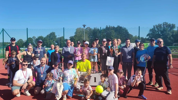 Turniej tenisowy – sportowa rywalizacja i świetna zabawa