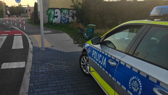 Rowerzysta potrącony na Rakowskiej w Piotrkowie. 78-latek trafił do szpitala
