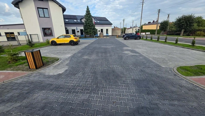 Teren przy Urzędzie Miejskim w Kamieńsku zmienił się nie do poznania