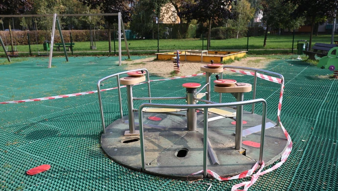 Wypadek sześciolatka na karuzeli. Jak bezpieczne są piotrkowskie place zabaw?