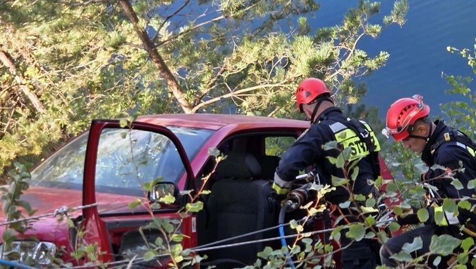 Samochód zawisł nad wodą. Widowiskowe ćwiczenia strażaków na Wapiennikach