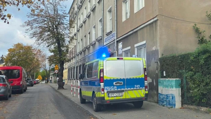 Policja przy szkołach, zamknięte drzwi i obawy rodziców. Sprawdziliśmy sytuację w Piotrkowie i regionie