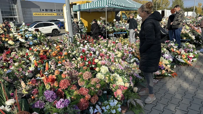 Wszystkich Świętych coraz bliżej. Co i za ile kupimy na piotrkowskim bazarze?