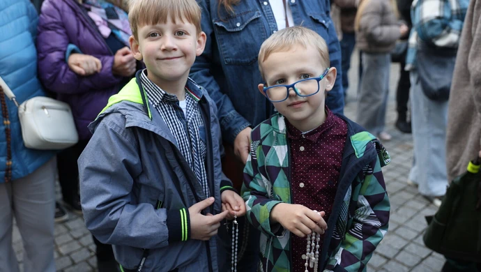 W Piotrkowie wierni wyszli na ulice z różańcem. Za nimi kolejny wspólny marsz
