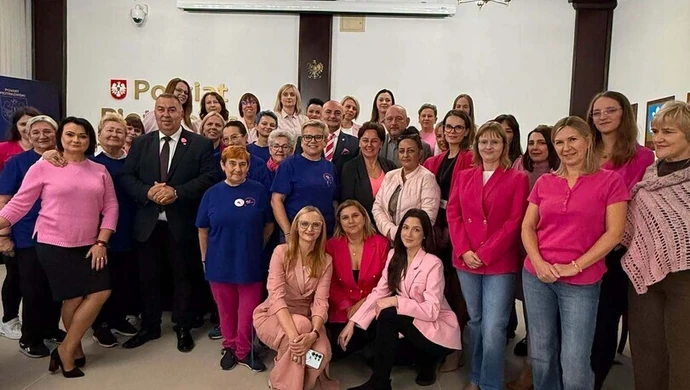 Starostwo w Piotrkowie rozświetli się na różowo. Amazonki opowiedziały o walce z rakiem piersi