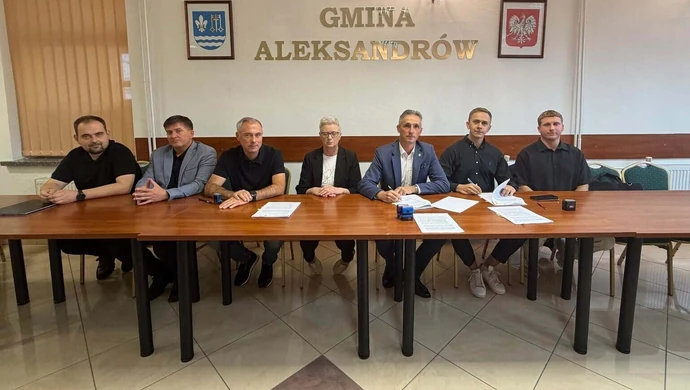 Pompy ciepła i kolektory słoneczne w gminie Aleksandrów. Podpisano umowy