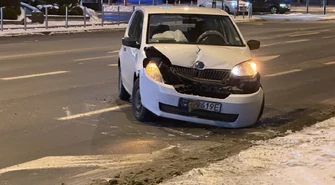 Nie opanował miejskiej Skody. Auto uderzyło w słup przy galerii