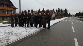 Nowy chodnik w Kamockiej Woli oddany do użytku. Inwestycja poprawi bezpieczeństwo mieszkańców