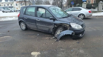 Zderzenie dwóch aut na skrzyżowaniu Zamkowej i Jerozolimskiej