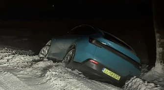 Nowiutka Tesla w rowie. Ślisko na drogach regionu, seria kolizji