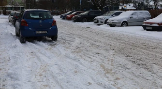 Akcja „Zima” w Piotrkowie: główne drogi przejezdne, osiedla wciąż pod śniegiem