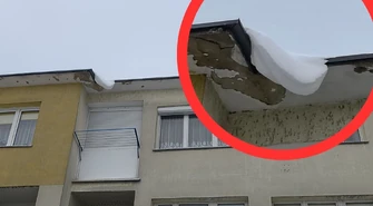 Zalegający śnieg na dachach bloków w Piotrkowie