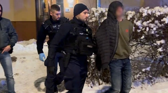 Zabarykadował się z partnerką w mieszkaniu. Strażacy wyważyli drzwi