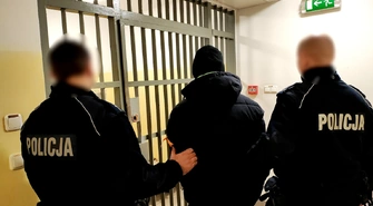 Skazany za zabójstwo, schował się w wersalce